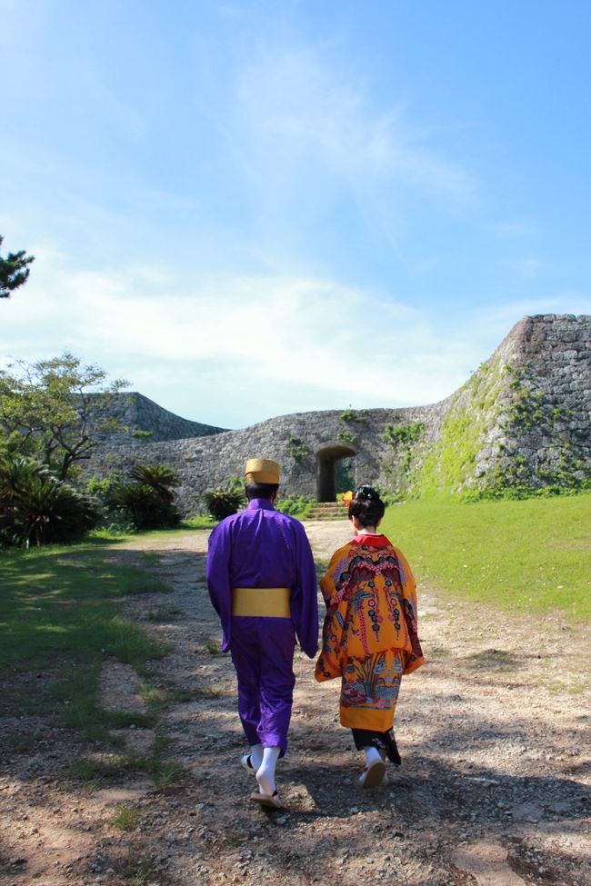 このぜんざいやさんの中に<br />琉球衣装の着付けと撮影をしてくれる「琉装一番」さんがあります。<br /><br />琉装の鮮やかな色使いと華やかなデザインに感激！<br />世界遺産の一部になっているグスクで写真を撮ってもらいました。