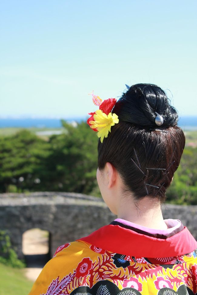 髪型もセットしてもらいました。<br />頭の高いところに髪の毛をまとめて<br />ジーファーと呼ばれるかんざしを後ろから前に刺すそうです。<br /><br />わたしの髪の毛は実は短いのですが、<br />土台やピンをきれいに入れて作ってくれました。