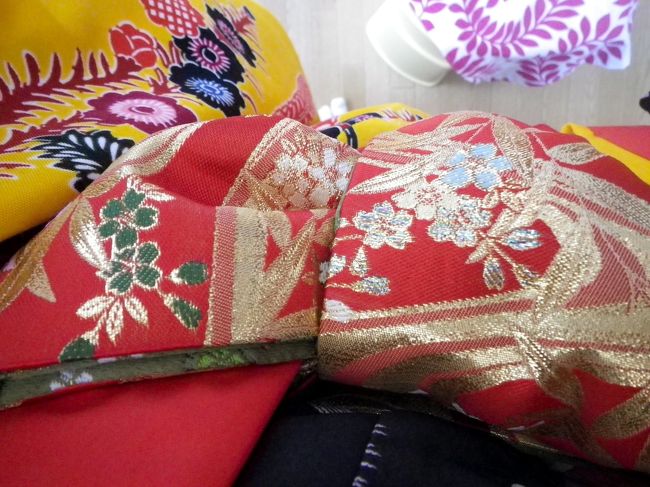 琉球衣装では 帯を前で結ぶそうです。<br />この写真はわたしが自分で撮影したものですので、<br />胸から足に向けて撮りました。<br />