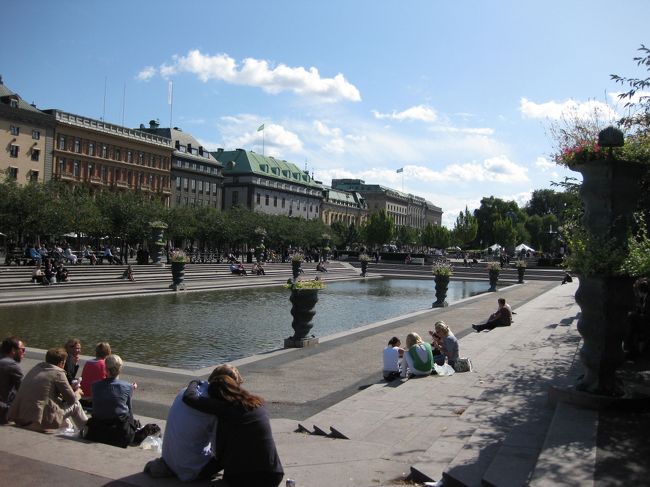 王立公園で寛ぐ人々。