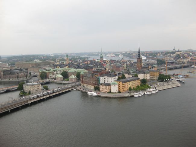 飛行機の時刻（ホテルに迎えに来るタクシーの時刻）が気になりながらも、塔の上部へ。<br /><br />帰りのバスは大渋滞で動かず。途中で降りて別の道でタクシーを拾ったところ、ぐいぐい進んでくれて、何と他のタクシーに接触。それでも無事ホテルへ送り届けてくれた。ホテル玄関では、空港に向かうタクシーの運転手がしびれを切らして待っていた。