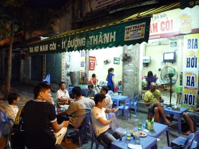 チャーカーの店『タンロン』は22時に看板仕舞ってました。間に合ってよかった〜。<br />ハロン湾一日ツアーに行く方は帰りが遅いので飯処考えといたほうがいいですよ。ハノイは店じまいが早い。<br /><br />さて二次会はいつものビアホイ街で未訪の3軒目の店に行ってみよ〜！<br />ここは店員も客もかな〜〜りゆる〜い雰囲気。。<br />住所：11 Duong Thanh