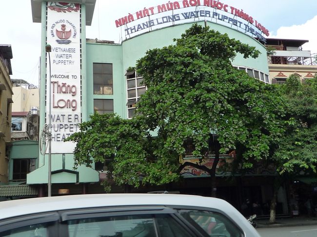 一応今日も正しい観光客のふりしとくか（汗）<br />ハノイ定番観光スポット、水上人形劇にやってきました〜。パチパチ。<br />チケットは数日前に買っておいた。60000ドン（240円）<br />外人だと何も聞かずに100000ドンのチケット売ってきます。<br />ノラのようなとりあえず行っとく〜？な正しくない観光客は窓口で「安い方！」って言わないとダメ。