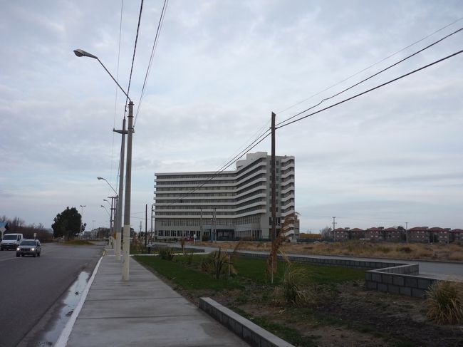 ホテルが見えてきます。<br /><br />LAYENTRAYというホテルです。<br />街中からかなり外れてますがとてもいいホテル。綺麗で快適。<br /><br />ただ、あえて難を言わせてもらうとすれば風呂の水が怪しい色をしているのと防音性が全くない…<br />まるで同じ部屋にいるみたいに隣の部屋の話し声が聞こえるんですよ。<br /><br />けっこう部屋で電話とかしたから得体のしれない言語が隣から聞こえてきて迷惑だったろうなあ。まあお互い様か。