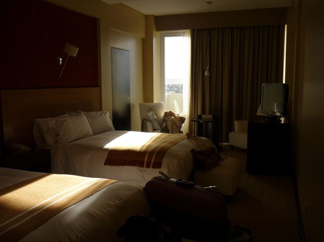 部屋の中はこんな感じ。ちょっと散らかしちゃいましたが。<br />ミニバー、テレビ、ドライヤーなど必要なものは一通り揃ってます。