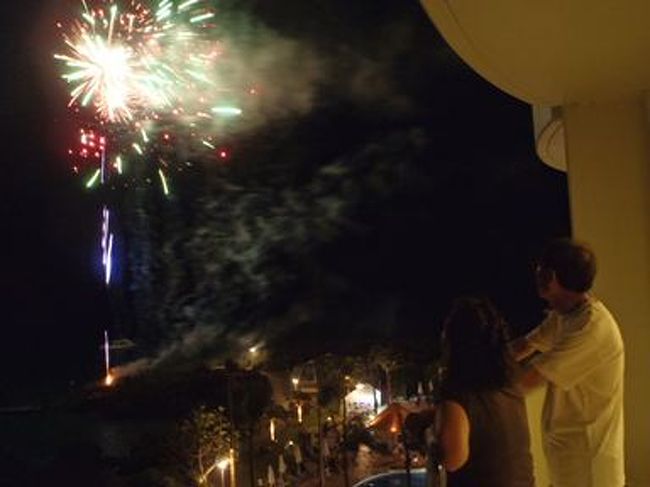 弟夫婦には0歳の小さい子供がいるのでリゾート滞在型がいいとのことで<br />恩納村のインターコンチに3泊しました。<br /><br />この時期2日に一度花火を上げます。