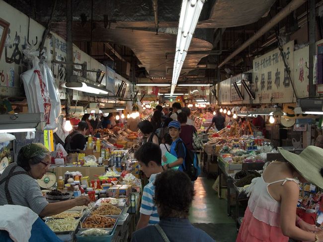 那覇の市場<br /><br />初めて行ったけどスゲーね。内地とは全然違う。<br />海外に行っても市場はよくいきますが、その土地の文化が見れて楽しいね。<br /><br />ここで魚を買うと2階の食堂で料理してくれます。<br /><br />