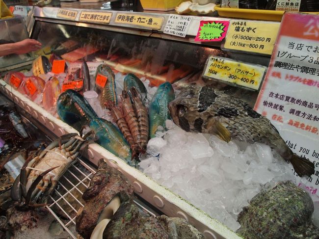 ヤシガニとかカラフルな魚が並びます。<br /><br />このハリセンボンご購入です。