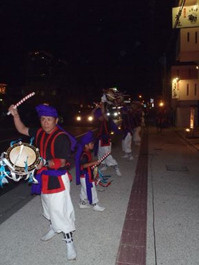 この旧盆の時期にはエイサーをやるみたい。<br /><br />いろいろな町内会のエイサーが回ってきます。