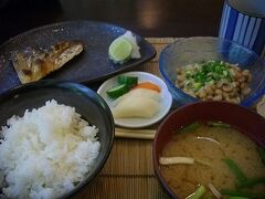 １２時半。麦半店内。主人のランチは納豆付き。