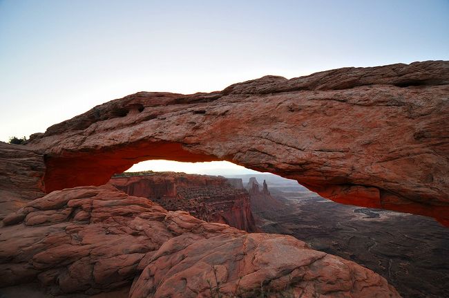 駐車場からメサアーチまでは約１０分ほど。<br /><br />すでに三脚を立てたカメラマン達がスタンバイしてました。<br />（私は面倒なので持ってこなかった）