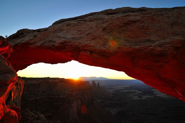 ６：３９　アーチの下がオレンジ色に