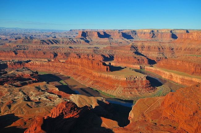 日の出鑑賞後は、メサアートから３０分ほど走り<br />デッドホースポイントへ。<br />雄大な景色です。<br /><br />コロラド川の激流に浸食され１８０度Ｕ時にカーブしたところ。<br />よく真ん前から見る場所（ホースシューベント）とは違う場所。<br />そこは明日行きます。