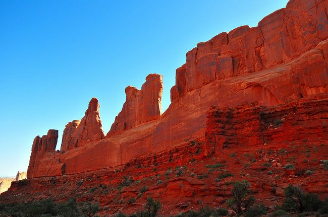 高さは１００ｍ近くあるが、厚さは数ｍとのこと。