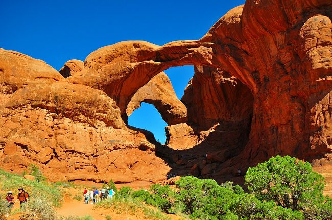 １つの足が上に行くと２つに分かれている。<br /><br />映画『インディアナジョーンズ』の<br />『最後の聖戦』が撮影された場所です。