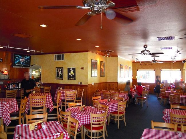 昼時でしたが、ガラガラでした。<br /><br />しばらくして、外国人の大型バスのグループが入り<br />大混雑に。