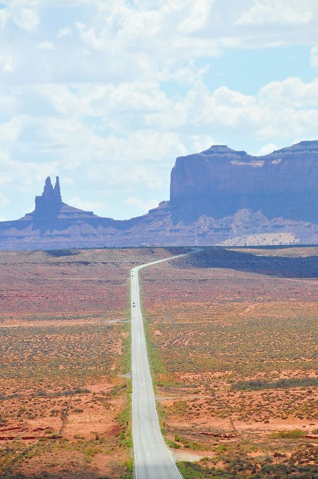 That day, for no particular reason, <br />I decided to go for a little run. <br />So I ran to the end of the road. <br />And when I got there, <br />I thought maybe I&#39;d run to the end of town.<br />And when I got there, <br />I thought maybe I&#39;d just run across Greenbow County. <br />And I figured, since I run this far, <br />maybe I&#39;d just run across the great state of Alabama. <br />And that&#39;s what I did. <br />I ran clear across Alabama. <br />For no particular reason I just kept on going. <br />I ran clear to the ocean. <br />And when I got there, I figured, <br />since I&#39;d gone this far, I might as well turn around, <br />just keep on going. When I got to another ocean, <br />I figured, since I&#39;d gone this far, <br />I might as well just turn back, keep right on going.......<br /><br />で、フォレストが台詞で言っているように、<br /><br />I had run for 3 years, 2 months, 14 days, and 16 hours....<br /><br />うわ！長い間走ったって設定なんですねぇ。