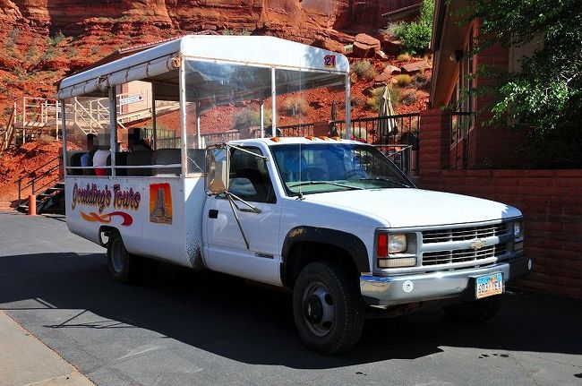 チェックイン後はジープツアーに出発です。