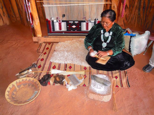 ルーシーさんによる羊の毛を使った<br />毛糸作りを見学します。