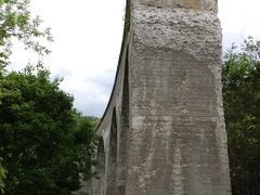 越川橋梁。

国鉄時代、現在の知床斜里駅から根北線（こんぽくせん）という路線を作る計画でした。
この越川のあたりを通り、標津の方まで通る予定でした。
しかし国道の整備が進み、せっかく造ったこの橋は使われないまま根北線が廃線に。

この橋は、「タコ部屋労働」によって建設が進められたとのこと。
過酷な労働によって造られたのに、結局使わずじまいに。

本来なら取り壊すところなのですが…