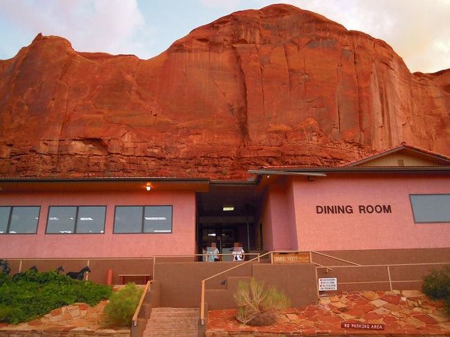 夕食はホテル内のレストランへ。<br />（ここしかチョイスが無い）