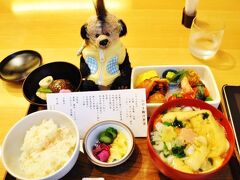 金沢駅構内くつろぎ館だかの不室屋カフェでランチ
ふやき御汁弁当。

これがまぁ、当たり前だけどとてもお腹溜まる
美味しいから頑張って食べちゃうわけですが