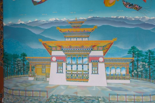 お天気が良ければ、ヒマラヤを一望にできるビュー・スポットなのですが…<br />丘の上のお寺にあった、この壁画のようにね。<br /><br />雨季の今は難しい相談。前回はよく見えたので、我慢ですね。<br />（前回の旅の様子はこちら。ヒマラヤの写真もあります）<br />http://4travel.jp/traveler/rosary/album/10299310/