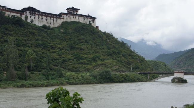 お昼を食べて、30分ほど走ったら、川の向こうにウォンデュ・フォダン・ゾンが見えてきました。右手に見えている橋を渡ります。