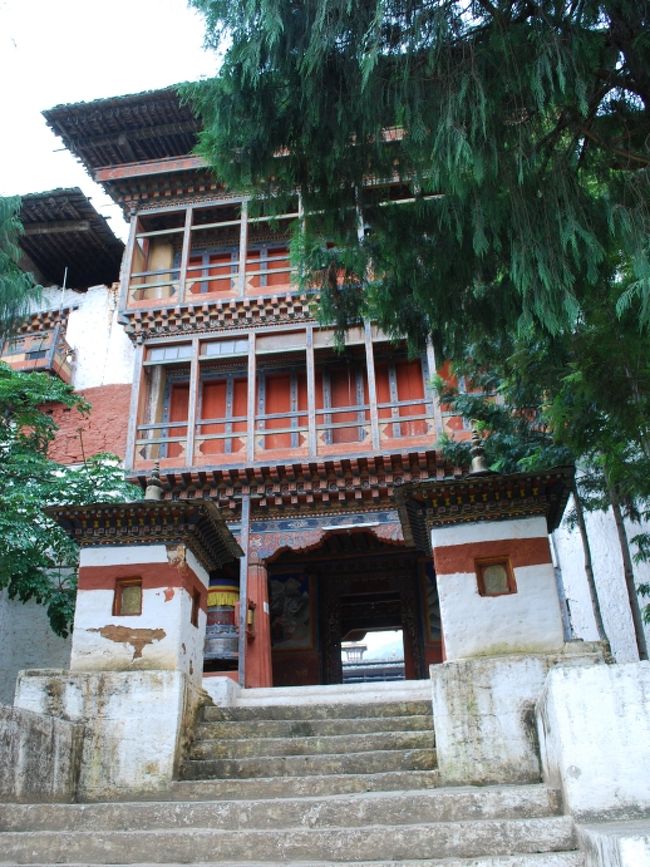 このゾンは、東西と南北に伸びる道が交差する、交通の要衝に建てられています。<br /><br />早速、ゾンに入ってみましょう。