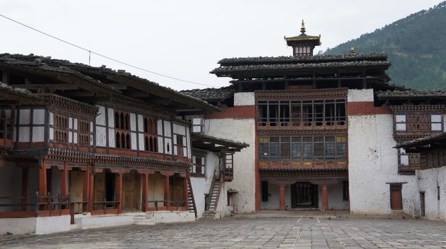 17世紀に建てられて、その後あまり手が入っていないので、昔ながらの建築様式を見ることができます。<br /><br />屋根がスレート葺きのゾンも、もうここぐらいしかないのだとか。<br /><br />手前のこの部分は、行政エリアです。