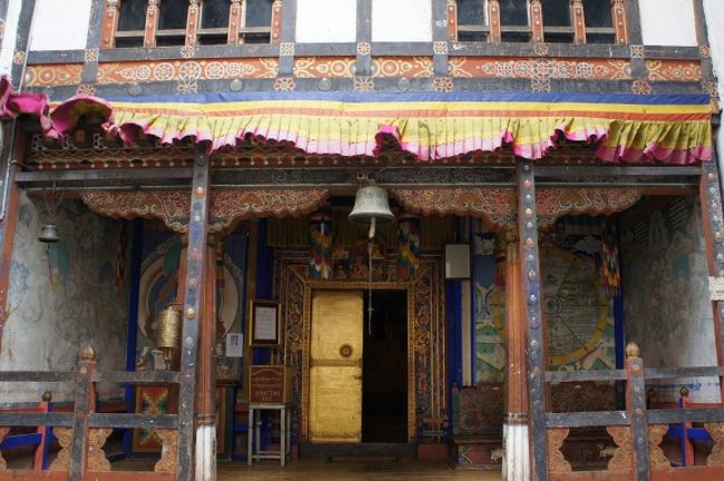 ゲンカンの下の入り口から暗い通路の先、一番奥に本堂があります。