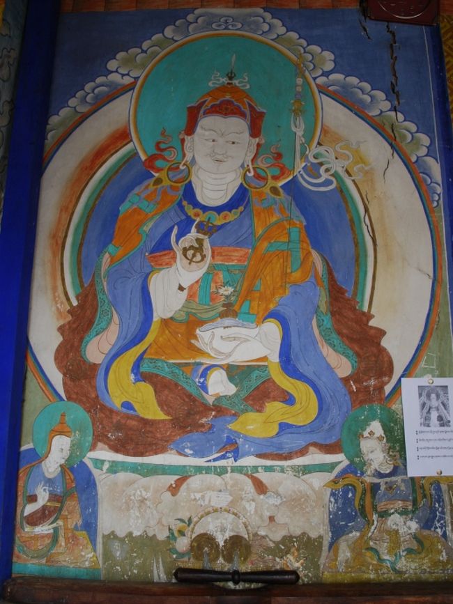 入り口の壁画。グル・リンポチェでしょうか。