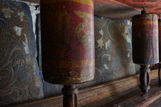 古いマニ車の奥には、これも古いレリーフが。