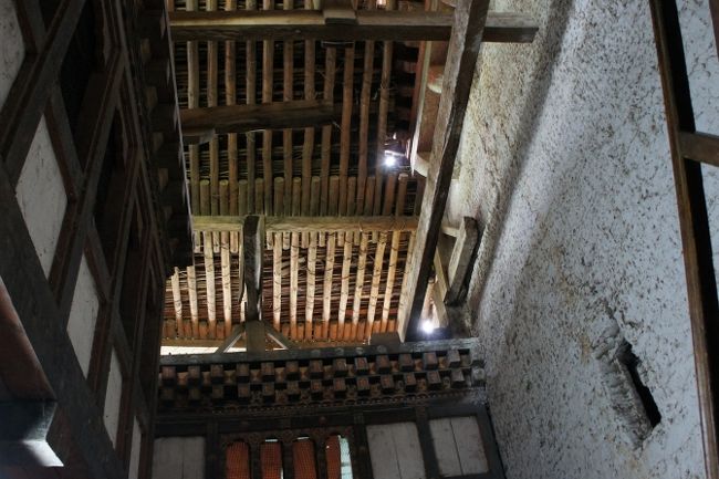 釘一本も使っていない、天井の木組み。