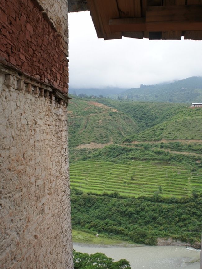 ゾンの対岸には棚田が広がります。