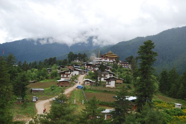 2時間走って、遠くにガンテ・ゴンパの威容が見えてきました。