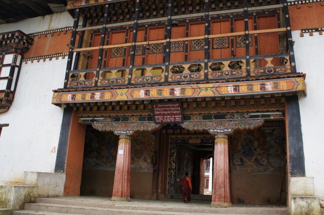 がっしりとした門。入ってみましょう。