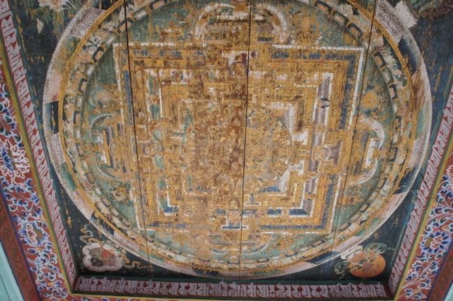 入り口の天井の曼荼羅。