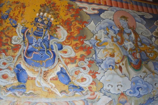 門の内側の壁画。