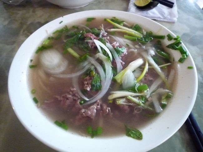 3分で出前が来ました〜。<br />「Pho Bo Tai」牛生肉フォー 35000ドン（140円）<br />結構濁った牛スープ。タマネギ多め。<br />ライムとチリソースも別に運ばれてきました。<br />