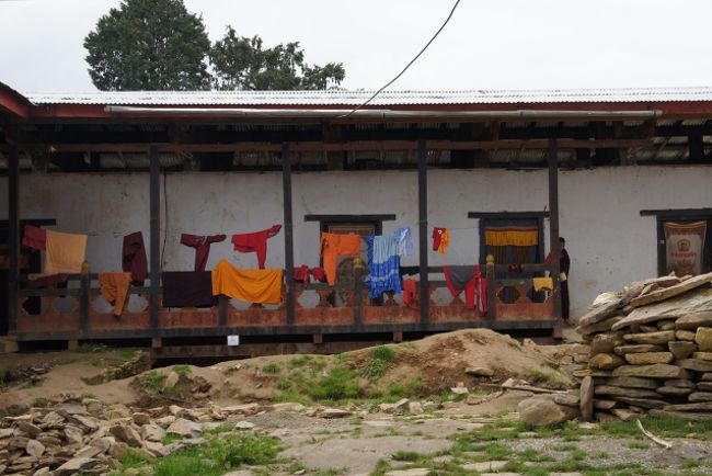 外壁の部分が、僧侶の居住空間になっているようです。洗濯ものが干してありました。
