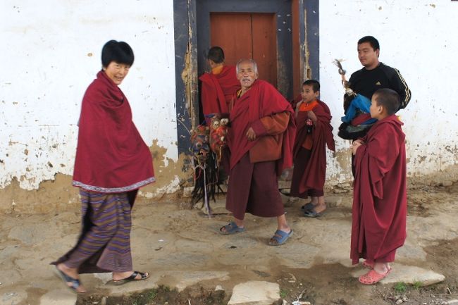 ここに住んでいる一家でしょうか。ニンマ派は妻帯が許されています。<br />ゴムチェンと呼ばれる、在家の僧侶もたくさん抱えているようです。<br /><br />老僧は手にお面のようなものを持っていますね。子供の手にはコカコーラ（笑）