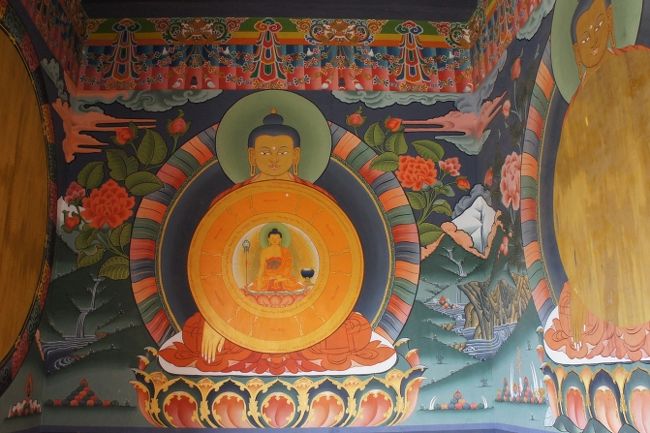 ここにも壁画。<br /><br />本堂内では、たくさんの僧侶がお経を唱えていました。<br />千手観音像も素晴らしかった。