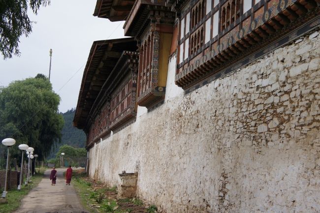 ゴンパの外壁部分。<br /><br />ポブジカには電気が通っていませんが、小さなソーラー発電機がありました。街路灯に電気を供給しているようです。