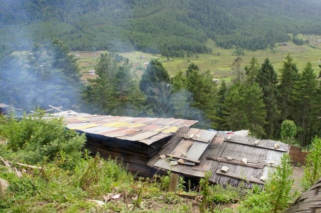 ポブジカ谷を見下ろします。煙が出ているのは、ゴンパの台所だとか。