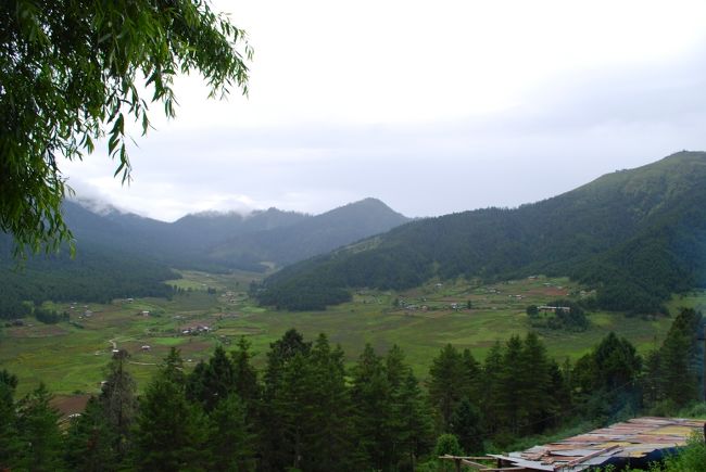 電線、見えませんね。<br /><br />この広い谷に住んでいるのは4000人だけ。人里離れているだけでなく、冬季の寒さが厳しいところです。