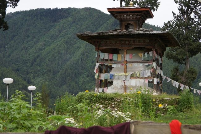 ゴンパの外に建つチョルテン。五色のルンタがはためいていました。