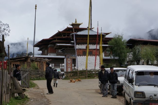 ゴンパの先には門前町が続いています。