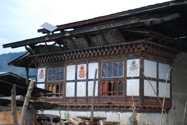 民家。ソーラーパネルがついています。<br /><br />ブータンは、民家の壁画を見るのも楽しみです。