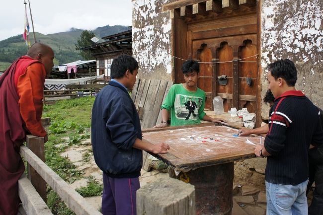 家の前では、手づくりのゲーム中。